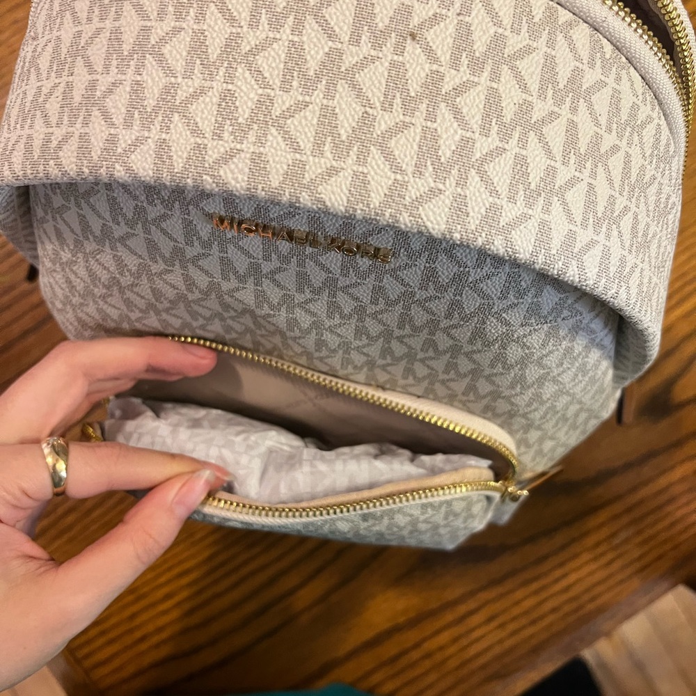 Michael Kors Erin backpack - Picture 6 of 6